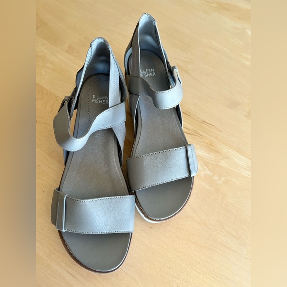Eileen Fisher Grey Leather Strappy Sandals - Picture 3 of 8